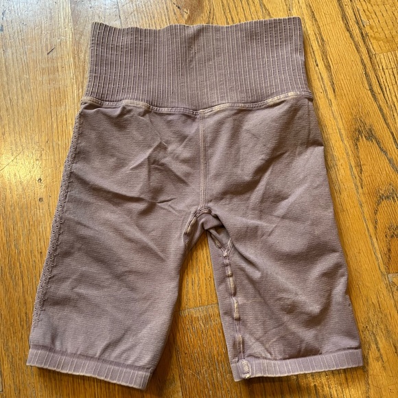 Good karma biker shorts in elderberry color - Picture 4 of 4